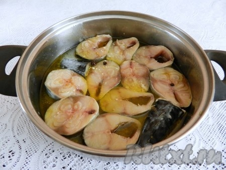 Снять закипевший маринад с огня и сразу выложить в него кусочки скумбрии, чтобы маринад полностью покрывал рыбу, поставить на огонь. Довести до кипения и варить на медленном огне под крышкой 5-6 минут. Затем убрать с огня и оставить отварную скумбрию в маринаде на 2 часа.