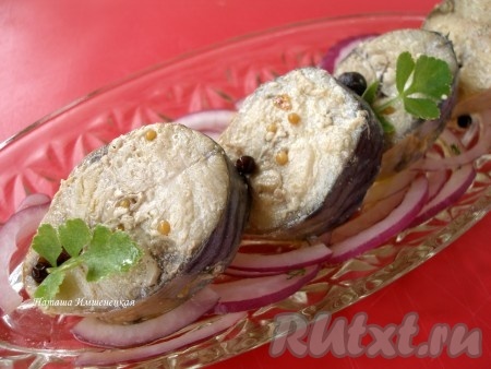 Маринованная скумбрия готовится по этому рецепту очень быстро, а в результате у вас на столе будет отличная закуска.