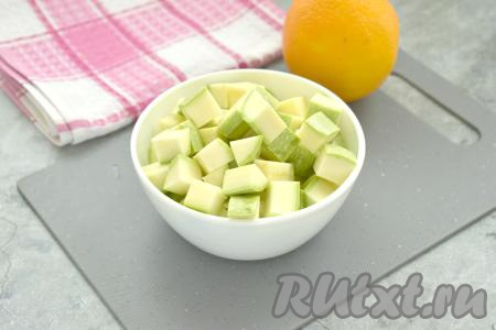 200 грамм подготовленного кабачка нарезаем на кубики со стороной 1-1,5 сантиметра.&nbsp;