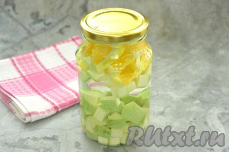 Банку с кабачками и апельсинами до самого верха заливаем кипящей водой, сразу прикрываем прокипячённой крышкой и оставляем минут на 15.