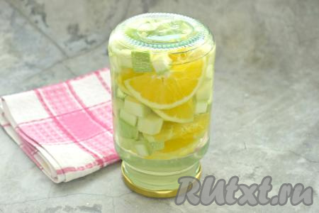 Снимаем кастрюлю с огня. Сразу же горячий сироп вливаем в банку с кабачками и апельсинами. Банку с компотом закручиваем (или закатываем) крышкой, ставим вверх дном, укутываем в плед (или в одеяло) и оставляем остывать (я обычно оставляю остывать на сутки). Полностью остывшую баночку с компотом убираем на хранение в прохладное место (например, в кладовую, погреб или подвал).