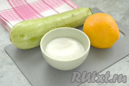 Количество ингредиентов рассчитано на 1 банку объёмом 1 литр. Для приготовления компота я взяла молодой кабачок с тонкой кожицей и мелкими семечками, поэтому просто вымыла кабачок и обрезала кончики с двух сторон (очищать от кожуры я его не стала). Если же вы возьмёте кабачок с большими семечками, тогда их нужно будет удалить. Если у кабачка будет толстая кожура, её нужно будет срезать. Апельсин моем, очищаем от кожуры.