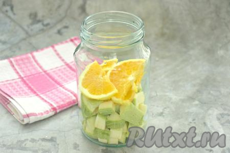 Заранее нужно простерилизовать банку любым удобным способом (я простерилизовала над паром в течение 3 минут). Крышку нужно прокипятить в течение 3 минут с момента закипания воды в кастрюле. Нарезанные кабачок и апельсины складываем в простерилизованную банку.