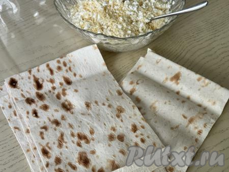 Нарезать лаваш на прямоугольные листы размером 25 сантиметров на 15 сантиметров.&nbsp;У меня получились 8 листов.