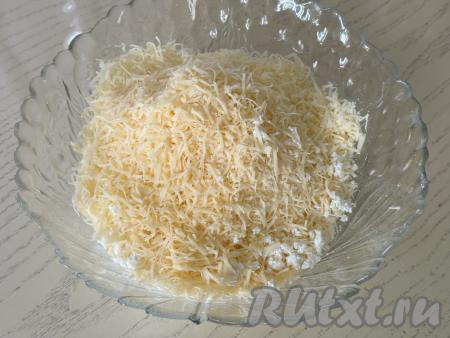 Сыр натереть на мелкой тёрке. Соединить в миске творог и сыр, перемешать и начинка для лаваша готова. Я начинку не солила, так как сыр был достаточно солёный, вы же можете попробовать начинку на вкус и, если надо, подсолить.