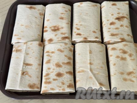 Таким образом сформировать из лаваша все 8 конвертиков с начинкой из творога и сыра.