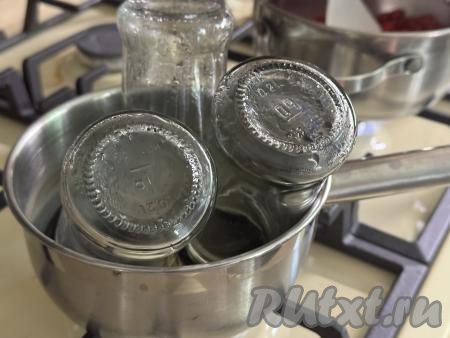 Пока варятся ягоды, нужно заняться банками. Банки (я взяла&nbsp;4 банки объёмом по 200 миллилитров) нужно вымыть, простерилизовать любым удобным способом (я простерилизовала над паром в течение 5 минут), в этой же кастрюле прокипятила крышки в течение 5 минут с момента закипания воды.&nbsp;