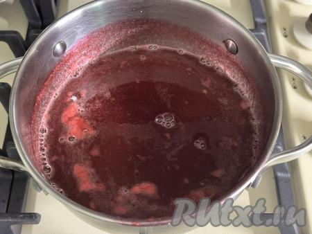 После закипания, убирая появляющуюся пенку, варить массу из красной смородины 10 минут на медленном огне, время от времени перемешивая.&nbsp;