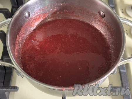 Поставить кастрюлю с ягодной массой на средний огонь и, периодически перемешивая, довести до кипения.&nbsp;