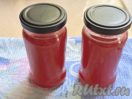 Снять желе, сваренное из красной смородины с добавлением агар-агара, с огня, сразу разложить по простерилизованным банкам, закрутить (или закатать) прокипячёнными крышками.&nbsp;У меня получилось 800 миллилитров желе, я разложила его по 4 баночкам объёмом по 200 миллилитров.&nbsp;
