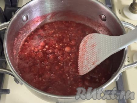 Периодически перемешивая, довести смесь из красной смородины до кипения, уменьшить огонь и варить, иногда перемешивая, 2-3 минуты для того, чтобы ягоды размягчились.&nbsp;