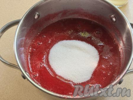 Переложить ягодную массу из миски в кастрюлю с толстым дном, всыпать сахар, перемешать.&nbsp;