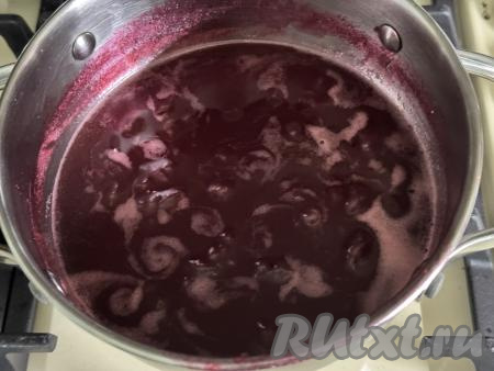 После того как масса из красной смородины проварится 10 минут, добавить в кастрюлю агар-агар, разведённый в воде, перемешать и довести, помешивая, до кипения. Затем варить желе 3 минуты на небольшом огне, периодически перемешивая.&nbsp;
