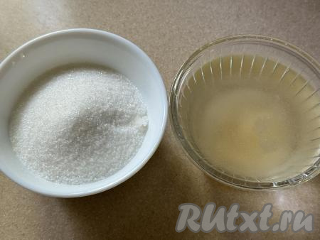 В небольшую ёмкость влить 200 миллилитров воды комнатной температуры, всыпать агар-агар, перемешать, отставить в сторону на время, пока будем заниматься ягодами.&nbsp;
