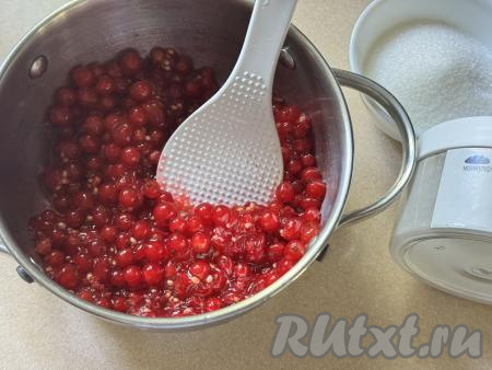 500 грамм подготовленной красной смородины выложить в кастрюлю с толстым дном, слегка помять ягоды лопаткой (или ложкой), поставить на средний огонь.&nbsp;