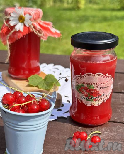 Банки с желе, не переворачивая, укутать в одеяло (или тёплое полотенце) и оставить до полного остывания (я оставила на сутки). А затем переставить баночки в прохладное тёмное место (например, в погреб, кладовку или подвал) на хранение. Зимой яркое, вкусное, ароматное желе, приготовленное из красной смородины с агар-агаром, станет приятным дополнением к чаю, оладьям, сырникам.