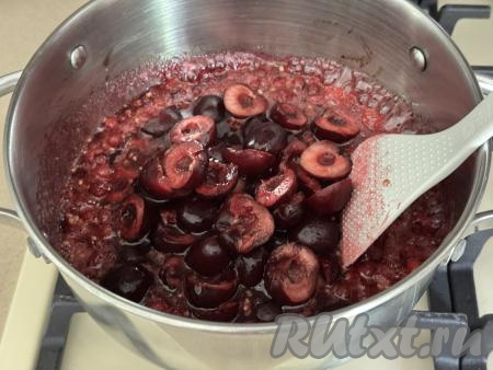 Затем добавить в кастрюлю черешню.