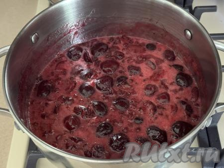 Перемешать ягодную массу и довести до кипения. Готовить варенье из черешни и красной смородины&nbsp;15 минут на медленном огне, не забывая периодически снимать образующуюся пенку и время от времени перемешивая.