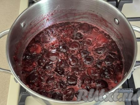 Пока варенье готовится, нужно подготовить банки и крышки. Баночки нужно простерилизовать любым удобным вам способом (я взяла 2 банки объёмом по 400 миллилитров и простерилизовала их над паром). Крышки нужно прокипятить в течение 3 минут с момента закипания в кастрюле воды.