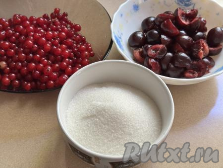 Подготовить продукты для приготовления варенья из черешни и красной смородины. Красную смородину промыть водой, отделить от веточек. Черешню тоже промыть водой, удалить из ягод косточки.