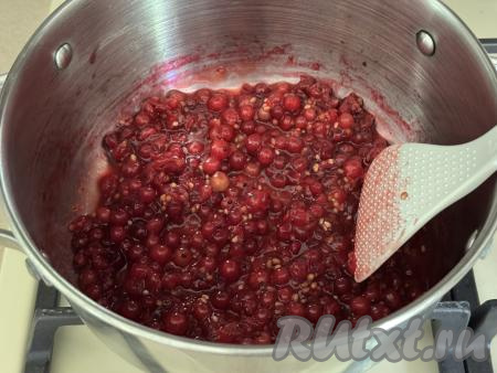 Выложить смородину в кастрюлю, слегка помять ягоды (можно помять толкушкой), поставить на огонь немного ниже среднего, довести, помешивая, до кипения.