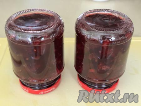 Перевернуть банки с вареньем кверху дном, со всех сторон укутать их в одеяло и оставить до полного остывания.