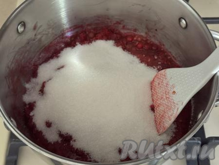 Как только смородина закипит, всыпать в кастрюлю сахар, перемешать, довести до кипения.