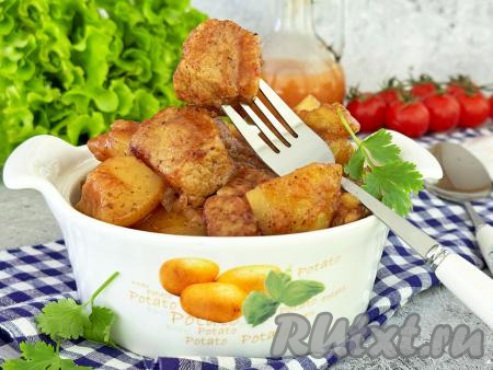 Готовое блюдо убрать с огня, разложить из казана по тарелкам и подать к столу в горячем виде. И картошка, и свинина получаются аппетитными и очень вкусными. А благодаря тому, что готовились на костре, ещё и очень ароматными.