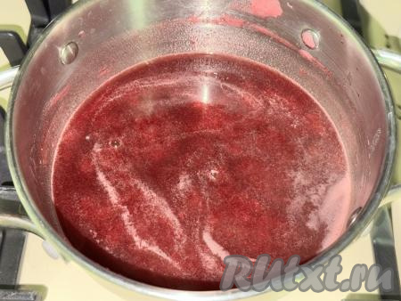 Затем добавить в кастрюлю агар-агар, смешанный с водой, перемешать. Помешивая, довести на среднем огне до кипения, уменьшить огонь и проварить 2 минуты. Убрать смесь пюре из черешни и агар-агара с огня.
