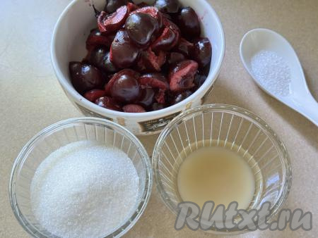 Свежую черешню нужно будет промыть водой, отделяя веточки, затем удалить косточки из ягод. Замороженную черешню нужно будет разморозить, лишнюю жидкость слить, если ягоды замораживались с косточками, тогда косточки нужно будет вынуть. В небольшую ёмкость всыпать агар-агар, влить 50 миллилитров воды комнатной температуры, перемешать и оставить на время, пока мы будем заниматься черешней.