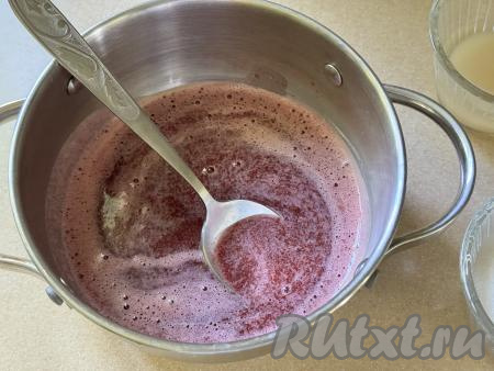 А в кастрюле будет однородное (без шкурок), протёртое через сито, пюре из черешни.