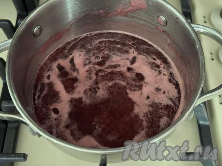 Поставить кастрюлю с ягодным пюре на средний огонь, периодически перемешивая, довести до кипения, после этого уменьшить огонь и варить 3 минуты, иногда помешивая.