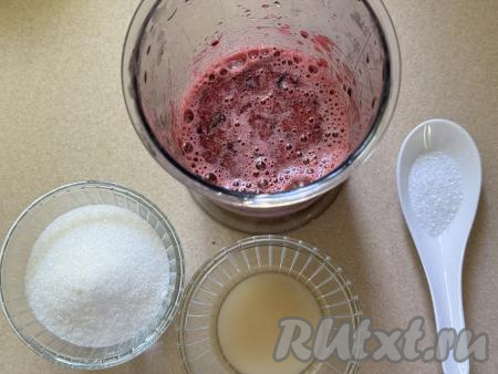 Сложить свежую (или размороженную) черешню без косточек в чашу блендера, пробить погружным блендером до однородности.