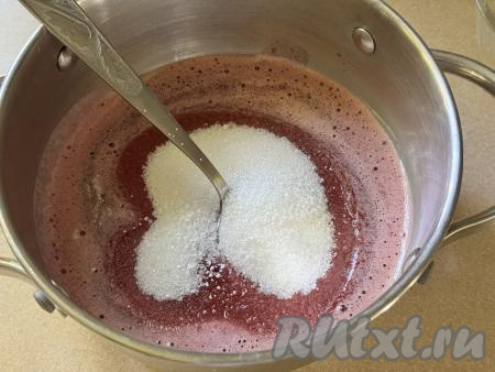 В кастрюлю с ягодным пюре всыпать сахар и лимонную кислоту, тщательно перемешать. Лимонную кислоту можно не добавлять, но она позволит сохранить яркость черешни.