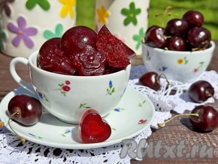 Вкусный, яркий десерт подать к столу. Нежный мармелад из черешни станет приятным дополнением к любому чаепитию, он получается стабильным, прекрасно держит форму при комнатной температуре.