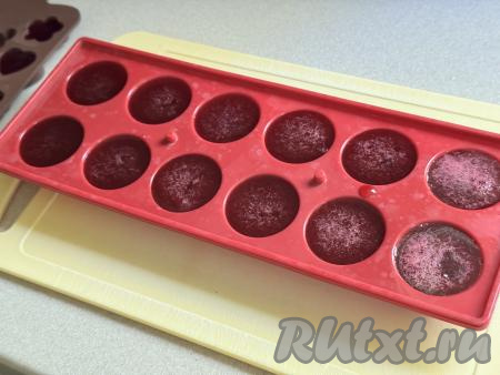 Разлить горячую массу по силиконовым формам и оставить на 30 минут при комнатной температуре. Затем поместить формы с мармеладом в холодильник до полного застывания (как минимум на 2-3 часа). Я использовала небольшие силиконовые формы для формирования конфет. Можно взять привычные силиконовые формы для выпечки маффинов и заполнять их на 1/4 объёма. А можно вылить массу в одну силиконовую форму, а после застывания разрезать мармелад на части.