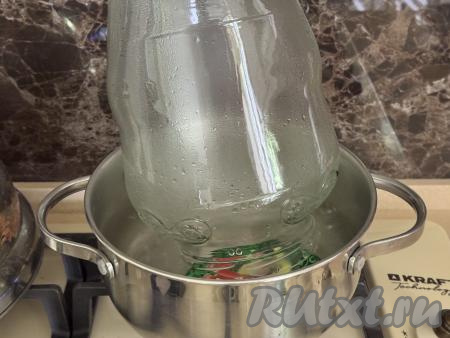 Банки (я взяла 2 банки объёмом по 2 литра) вымыть, простерилизовать удобным для вас способом (я простерилизовала банки над паром). Крышки прокипятить в течение 3 минут с момента закипания воды в кастрюле.&nbsp;