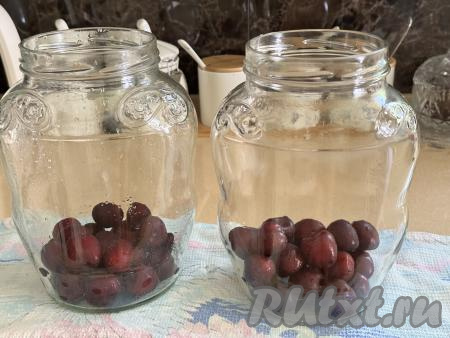 В каждую простерилизованную банку выложить 200 грамм черешни.