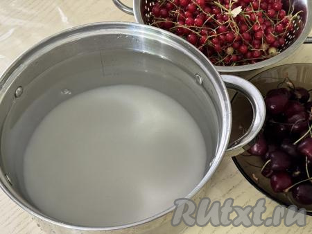 Влить в кастрюлю 3 литра воды, всыпать сахар, перемешать, поставить на сильный огонь, довести до кипения.