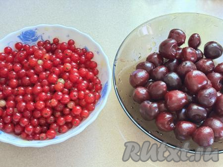 Пока вода с сахаром закипает, займёмся ягодами и банками. Красную смородину нужно перебрать, отделяя веточки и убирая листья, промыть ягоды проточной водой. Хорошо вымыть черешню, убирая веточки, вынимать косточки из ягод не нужно.&nbsp;