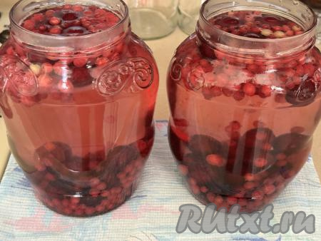 После того как вода с сахаром в кастрюле закипит, уменьшить огонь, проварить сироп 2 минуты, чтобы все кристаллики сахара полностью растворились. Снять готовый сироп с огня, сразу разлить его по банкам со смородиной и черешней, заполняя баночки до самого верха.&nbsp;