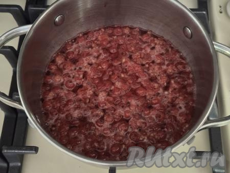 После того как вода с ягодами закипит, уменьшить огонь, варить смородину 2 минуты, чтобы ягоды стали более мягкими.&nbsp;