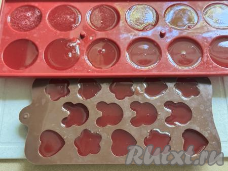 Разлить горячую массу по&nbsp;небольшим силиконовым формам (я разлила по формам для приготовления шоколада и конфет). Можно вылить смесь ягод и агар-агара и в одну силиконовую форму, но в этом случае после полного застывания мармелад из красной смородины нужно будет нарезать ножом. Для того чтобы массу было удобно разливать по формочкам, можно вылить массу вначале в стакан с носиком и сразу разлить по формочкам.&nbsp;Оставить формы с горячей ягодной массой на кухонном столе на 30 минут. Затем убрать мармелад в холодильник на 2-3 часа (до полного застывания).&nbsp;&nbsp;