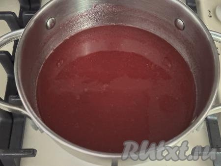Кастрюлю с ягодной массой поставить на огонь выше среднего, периодически перемешивая, довести её до кипения. В закипевшую ягодную массу влить агар-агар, разведённый в воде, помешивая, довести до кипения, а после этого проварить, периодически перемешивая, 3 минуты на небольшом огне.&nbsp;