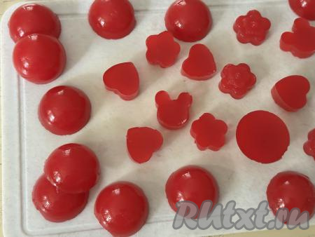 Полностью застывший мармелад из красной смородины достать из форм.&nbsp;