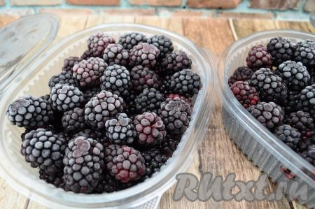 Зимой эти ягоды станут отличным дополнением ко многим блюдам. Да и просто есть замороженную ежевику после размораживания - одно удовольствие!