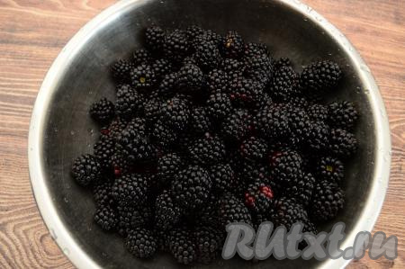Ежевику перебрать, удаляя подпорченные ягоды. Тщательно промыть ягоды проточной водой (я промываю, выкладывая ягоды частями в дуршлаг), лишней воде дать стечь.