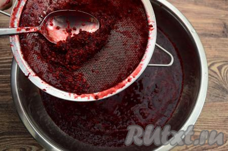 У ежевики достаточно крупные косточки, поэтому я советую от них избавиться. Для этого нужно взять чистую миску, поверх неё поставить сито. Выкладывая частями пюре из ежевике в сито, с помощью столовой ложки протирать ягоды в миску. Эта процедура на самом деле не такая и долгая. Я всё ежевичное пюре перетёрла через сито буквально за 5-7 минут, периодически убирая из сита косточки.