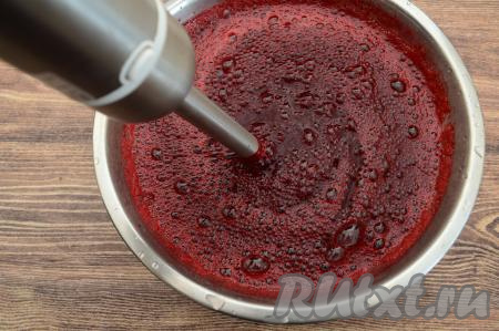 Выложить вымытую ежевику в достаточно глубокую миску. Пробить ягоды погружным блендером до получения однородного пюре.