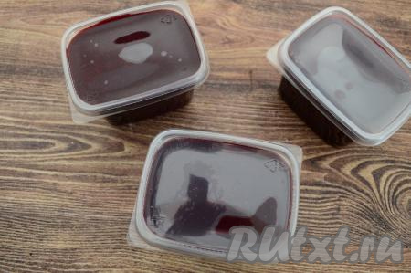 Плотно закрыть контейнеры с ежевикой крышками и отправить в морозилку.